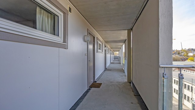 Adkomst til leiligheten via svalgang. Det er heis i bygget