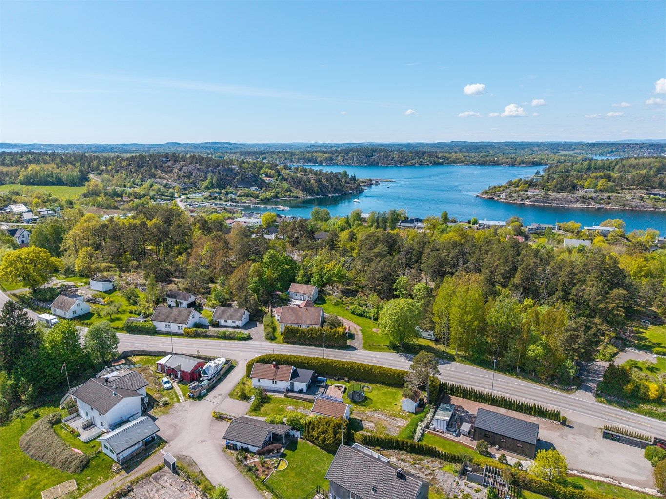 Med sin flotte beliggenhet, nærhet til sjøen og en hyggelig badestrand som små og store kan kose seg, er eiendommen ypperlig for deg som er glad i sol, sjø og vakker skjærgård. Her kan du nyte solen til sent på kvelden! 