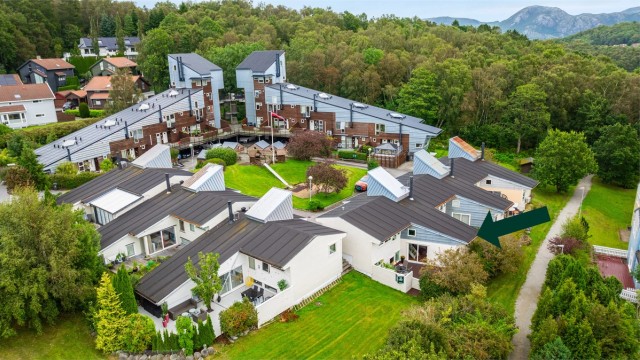 Velkommen til Godesethagen 7, et innholdsrikt enderekkehus med sentral beliggenhet på Godeset, like ved Gausel/Forus.