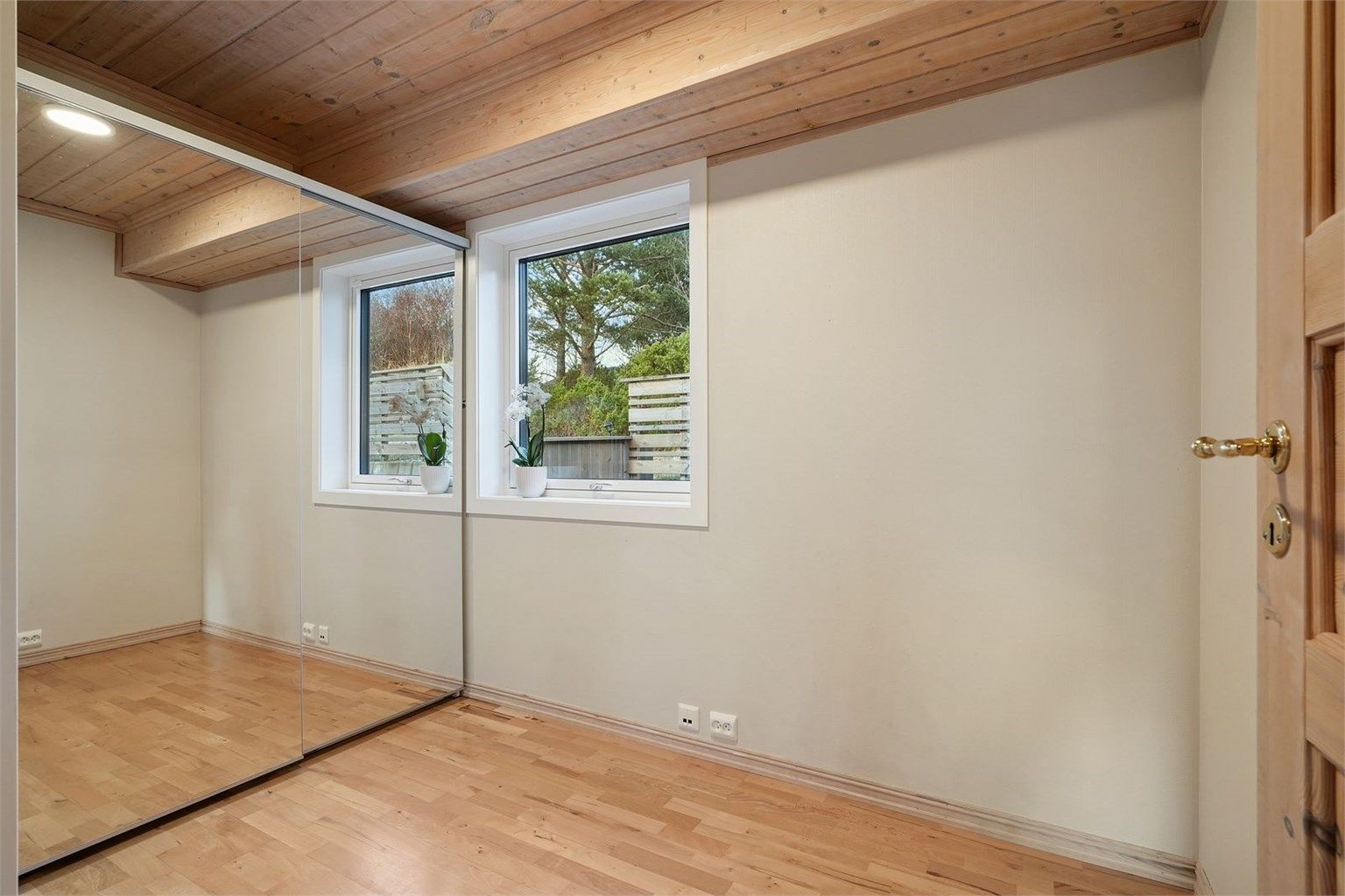 Garderoberom i hovedetasjen med god plass til oppbevaring