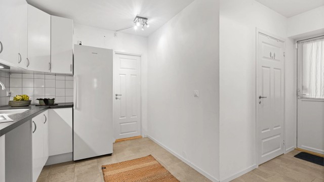 Underetasjen er innredet med soverom, stue, bad, bod, kjøkken og teknisk rom/gang. Man kommer også til underetasjen fra utsiden.
Det er meget god takhøyde gjennom hele etasjen.