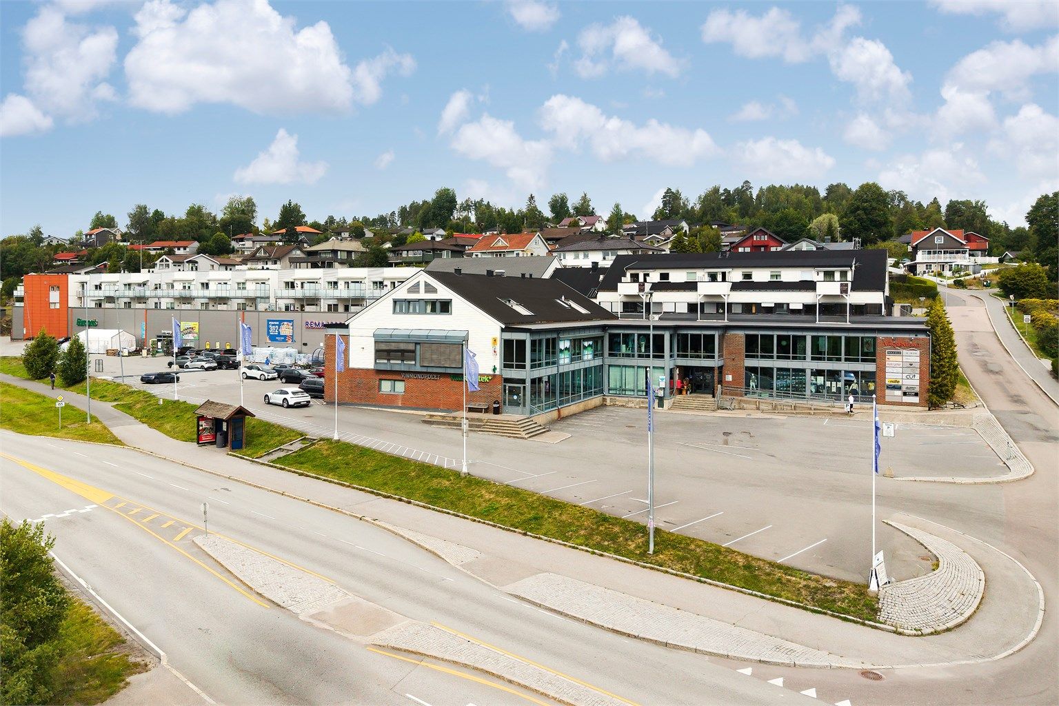  Vågsenteret med blant annet Rema 1000, apotek, legekontor, postkontor, vinmonopol, Ye sushi & wok, café, frisør, diverse andre butikker og treningssenter.