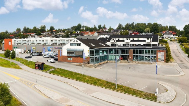 Vågsenteret med blant annet Rema 1000, apotek, legekontor, postkontor, vinmonopol, Ye sushi & wok, café, frisør, diverse andre butikker og treningssenter.
