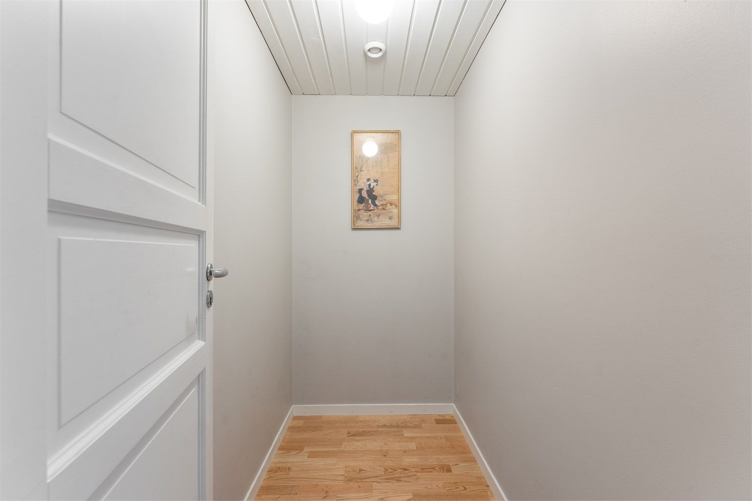 Fra gangen er det tilgang til en praktisk bod for ekstra oppbevaring.