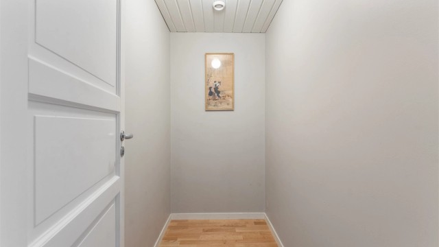 Fra gangen er det tilgang til en praktisk bod for ekstra oppbevaring.