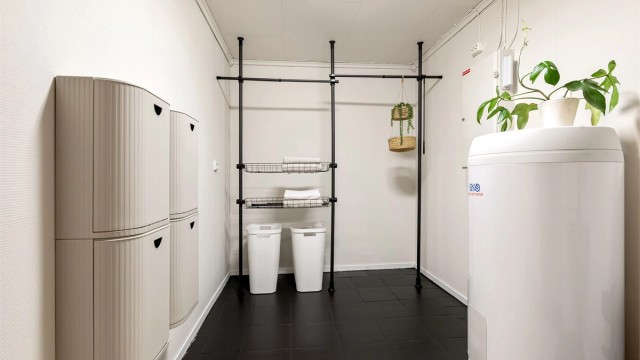 Separat og praktisk vaskerom med opplegg for vaskemaskin og tørketrommel.