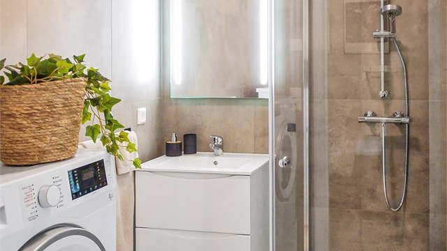 Badet i hybeldelen har opplegg for vaskemaskin.