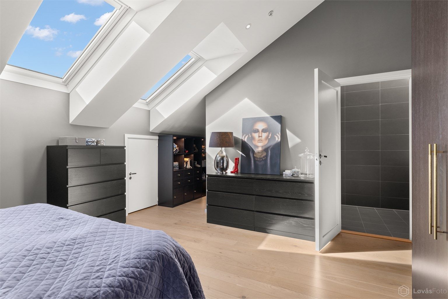Skråtaket og takvinduene tilfører rommet en fin arkitektonisk karakter, mens den generøse takhøyden gir en særlig god romfølelse.