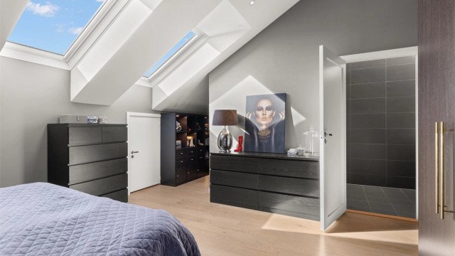 Skråtaket og takvinduene tilfører rommet en fin arkitektonisk karakter, mens den generøse takhøyden gir en særlig god romfølelse.