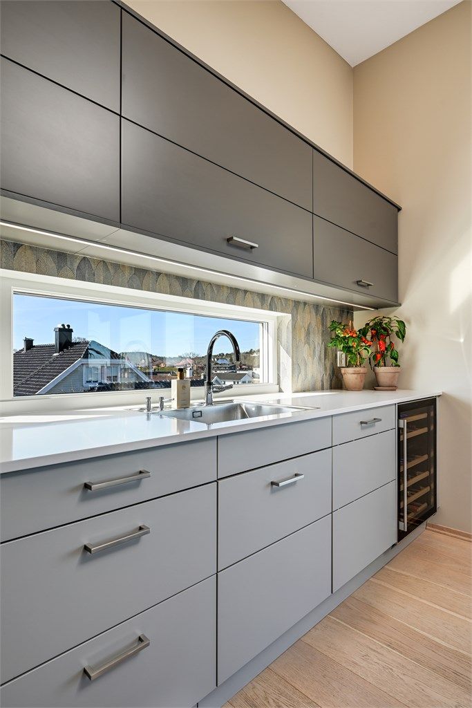 Det brede vinduet over kjøkkenbenken gir godt med arbeidslys og utsyn.