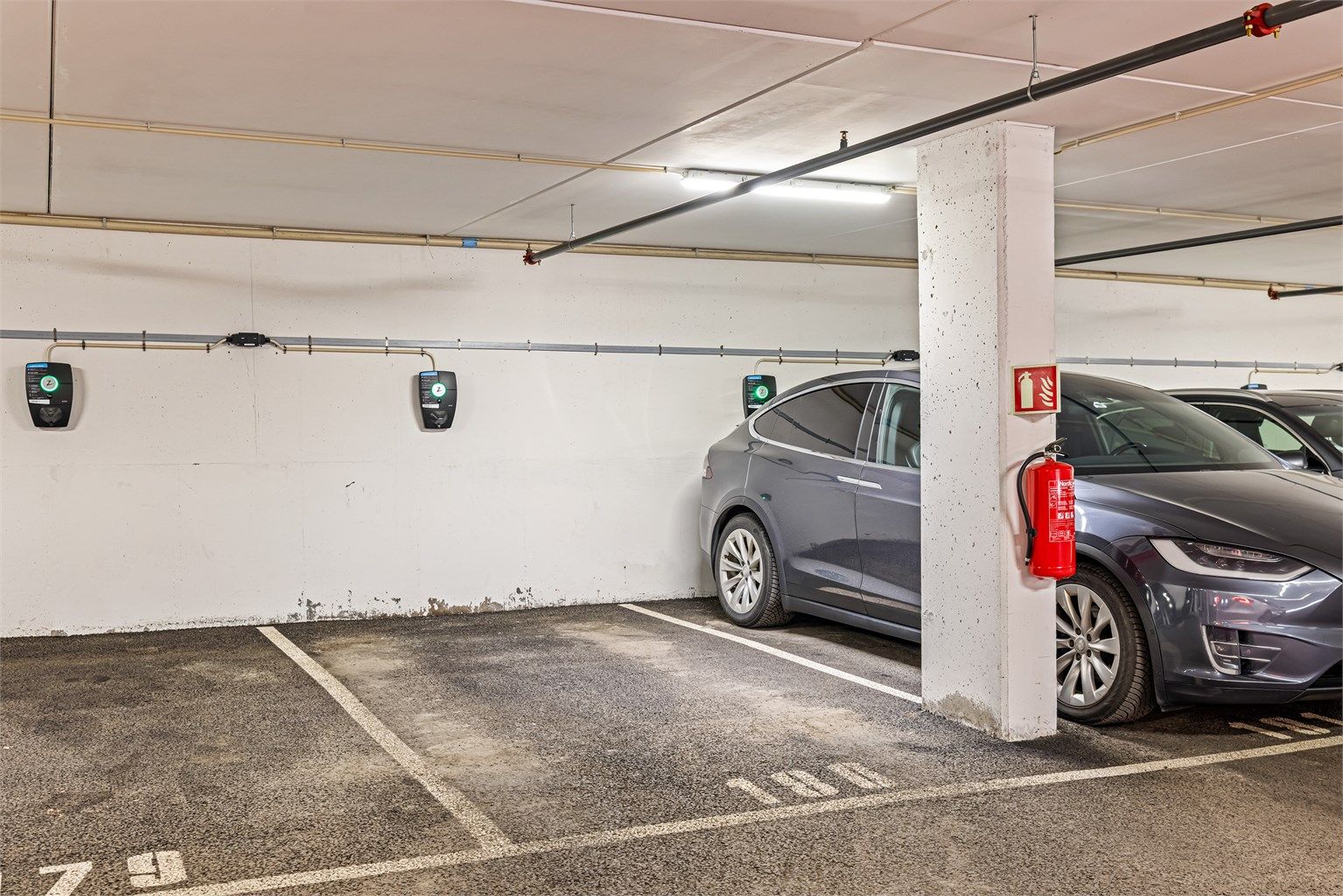 Til leiligheten hører en fast garasjeplass (nr. 180) med eget ladepunkt for elbil.