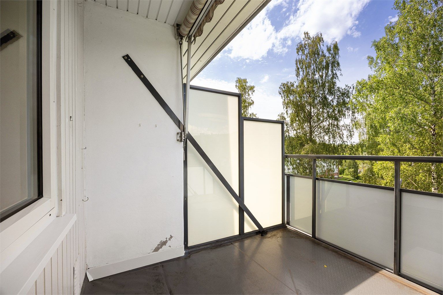 Balkongen er delvis overbygd og har eldre markise - Foto: Eiendomsfoto