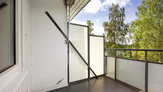 Balkongen er delvis overbygd og har eldre markise - Foto: Eiendomsfoto