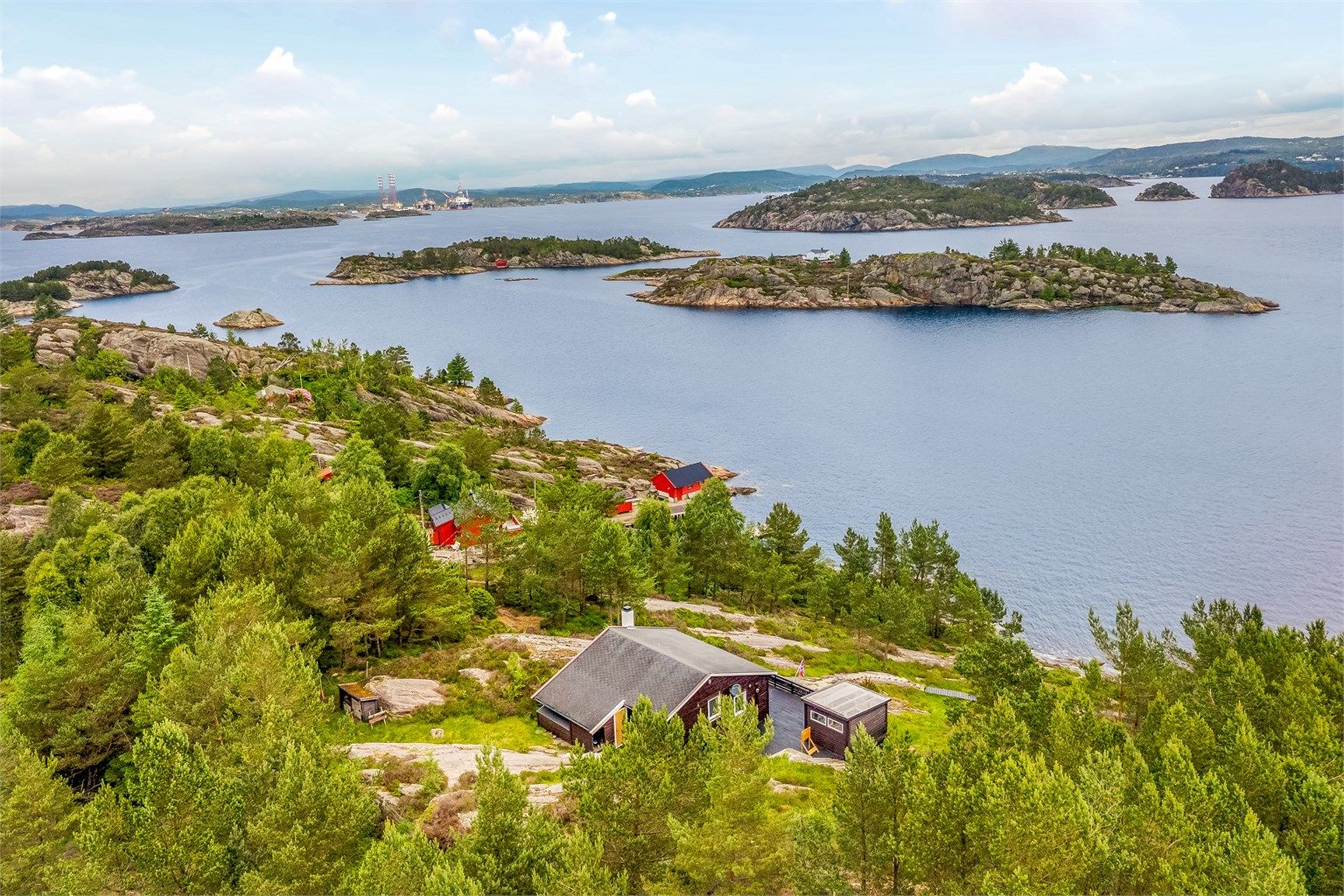 Øya har fine stier som tar deg rundt i et landskap preget av lynghei, furu og gran.