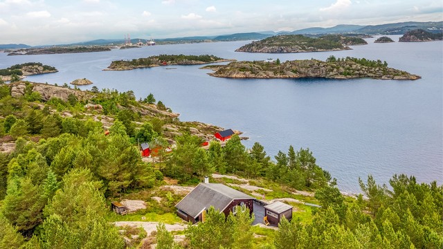 Øya har fine stier som tar deg rundt i et landskap preget av lynghei, furu og gran.