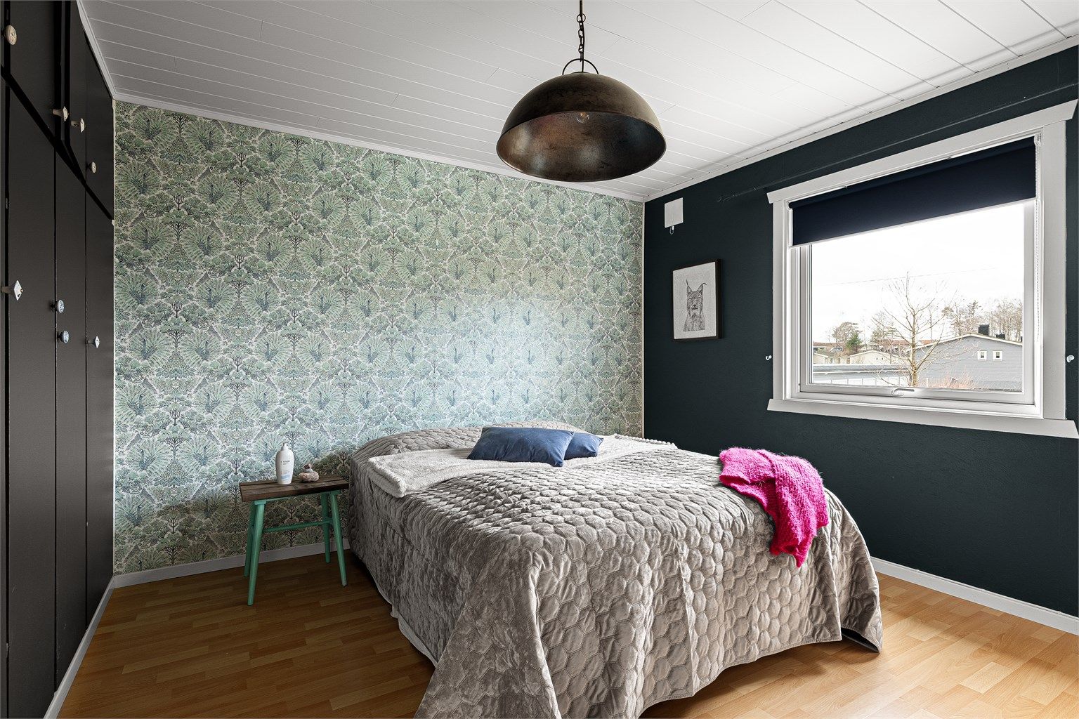 Soverommet i underetasjen har god størrelse med plass til dobbeltseng samt rikelig med oppbevaringsmuligheter i skap.