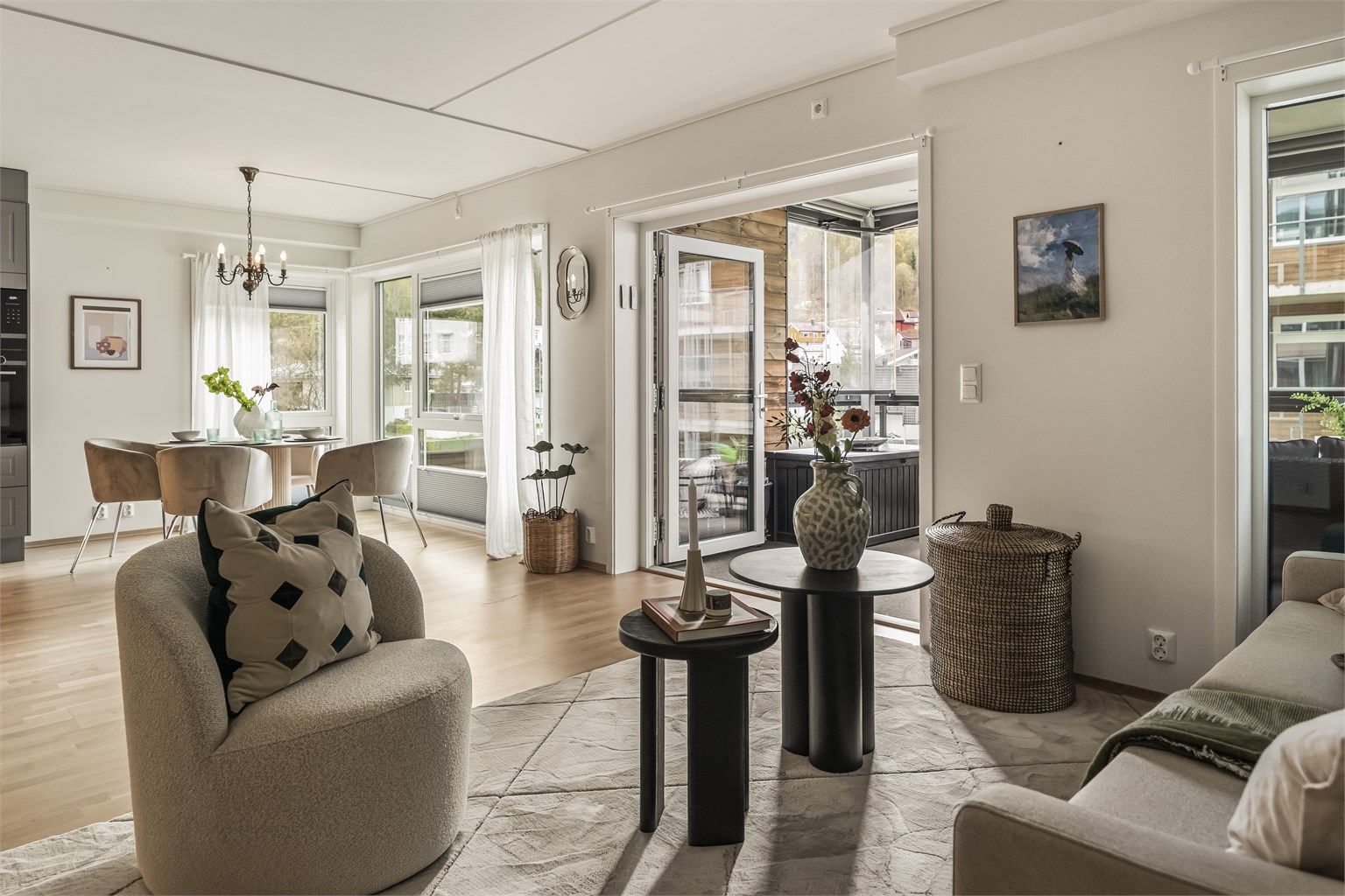 Leiligheten er gjennomgående og har en balansert og delikat fargepalett. Her kan dy flytte rett inn til en enklere hverdag.