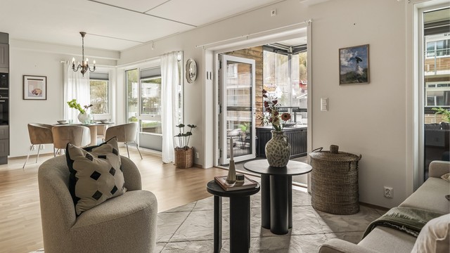 Leiligheten er gjennomgående og har en balansert og delikat fargepalett. Her kan dy flytte rett inn til en enklere hverdag.