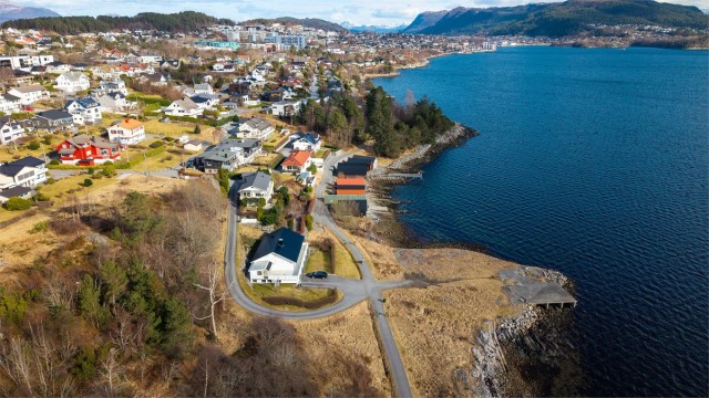 Dronebilde av nærområdet tatt fra vest mot øst