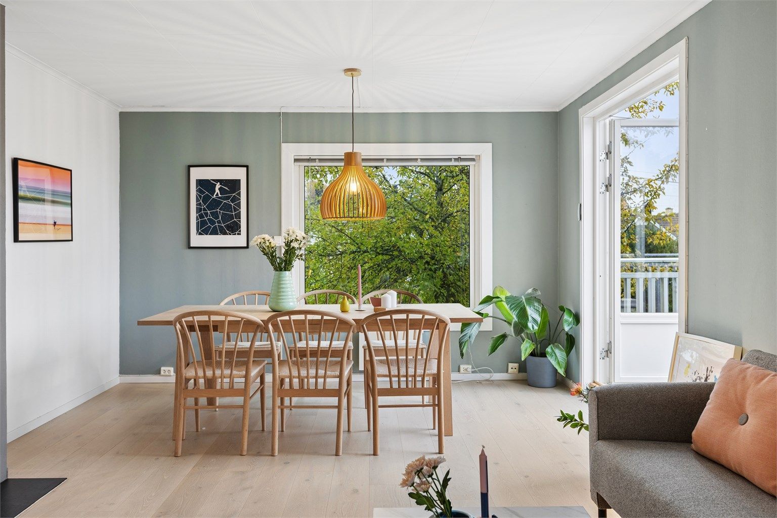 Spiseplassen har god plass til langbord ved vinduet mot hagen.