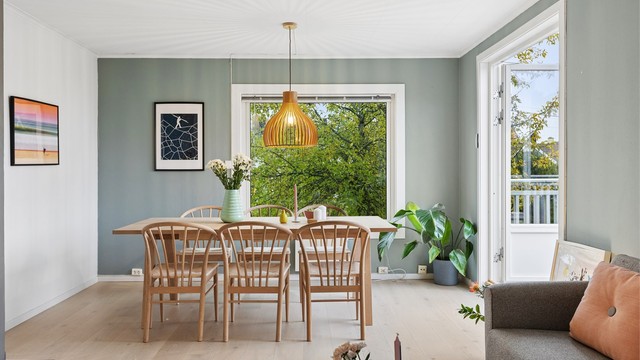 Spiseplassen har god plass til langbord ved vinduet mot hagen.