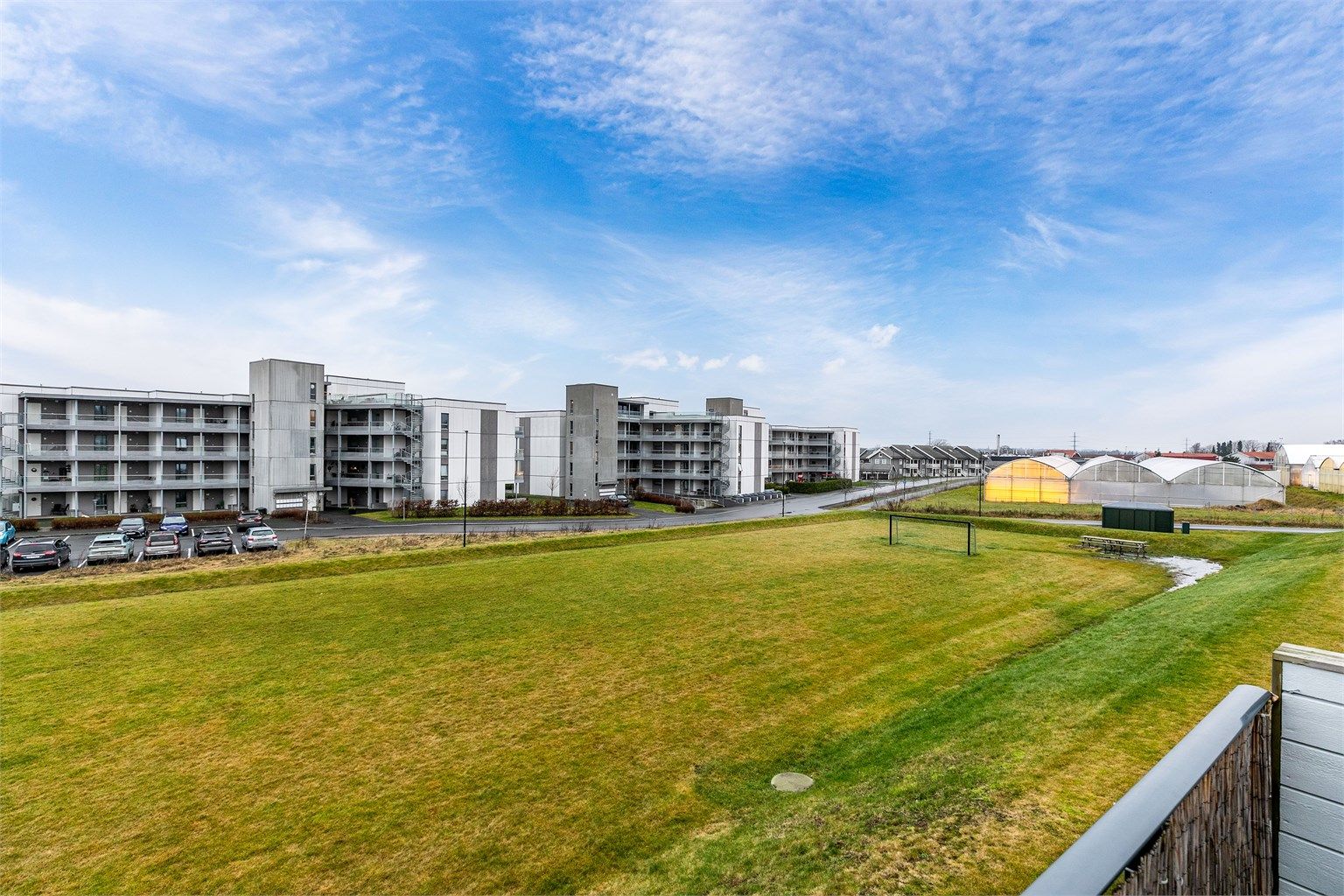 På balkongen sees vidstrakt utsyn over det unge boligområdet rundt Vårliveien. Lang avstand til den øvrige bebyggelsen innebærer lite innsyn. Fotograf; Børge Oppegård.