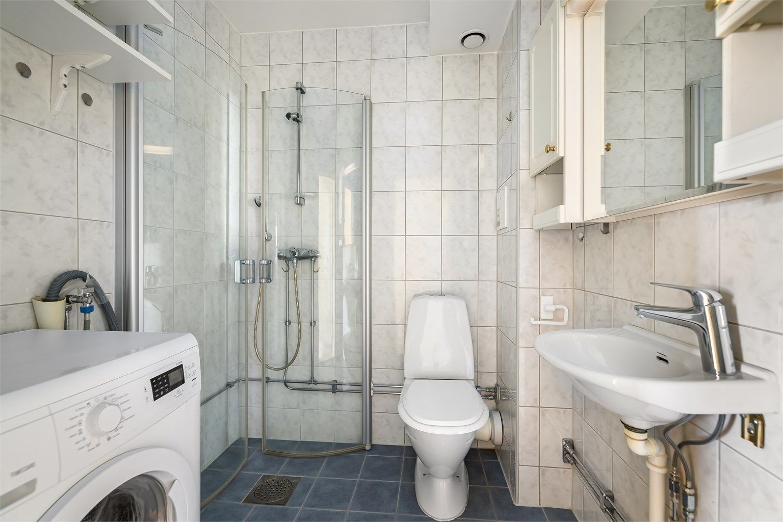 Flislagt bad med varmekabler og opplegg for vaskemaskin. Badet ble rehabilitert i regi av borettslaget i 2007/2008