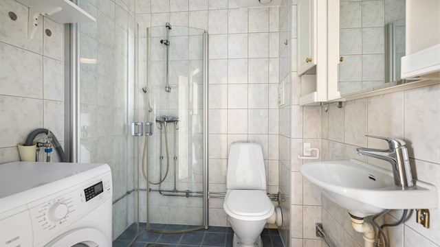 Flislagt bad med varmekabler og opplegg for vaskemaskin. Badet ble rehabilitert i regi av borettslaget i 2007/2008