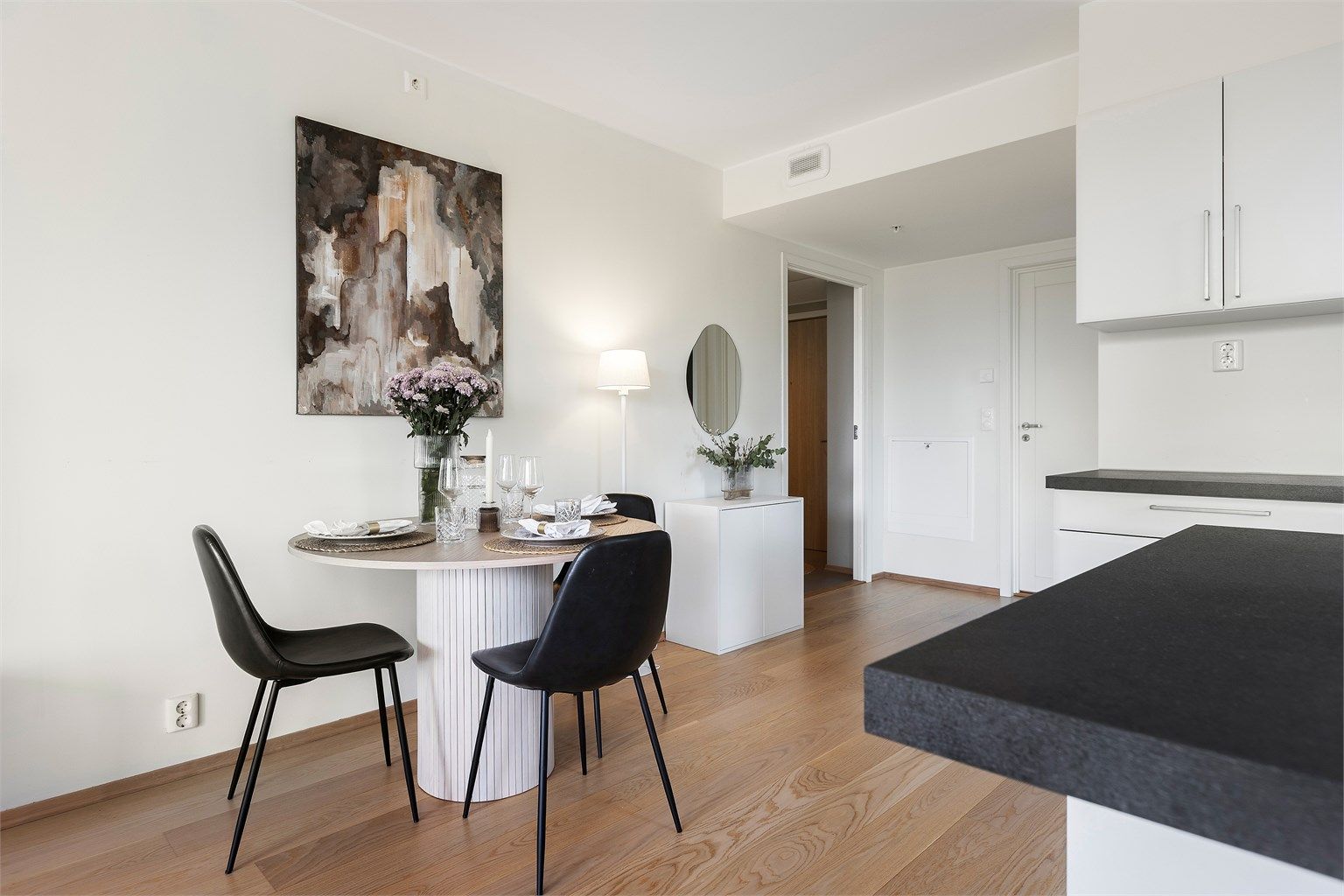 Leiligheten fremstår moderne med slette overflater og listefrie overganger.