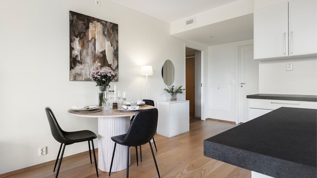 Leiligheten fremstår moderne med slette overflater og listefrie overganger.