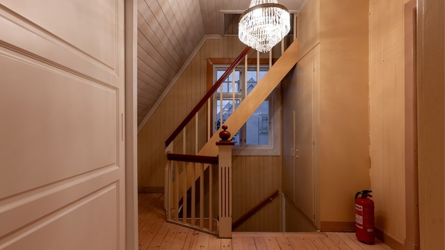 Skapene over trappen er videreført fra tidligere tider. Det samme er trappen som leder opp til loftet med uforløst potensial.