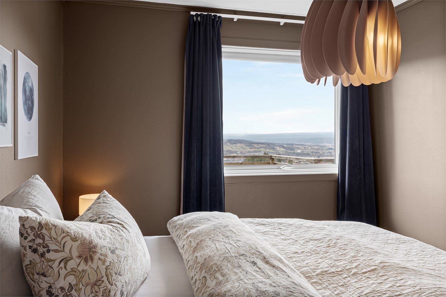 Oppusset soverom med god plass