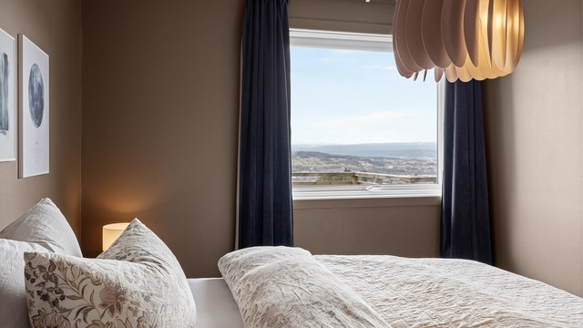 Oppusset soverom med god plass