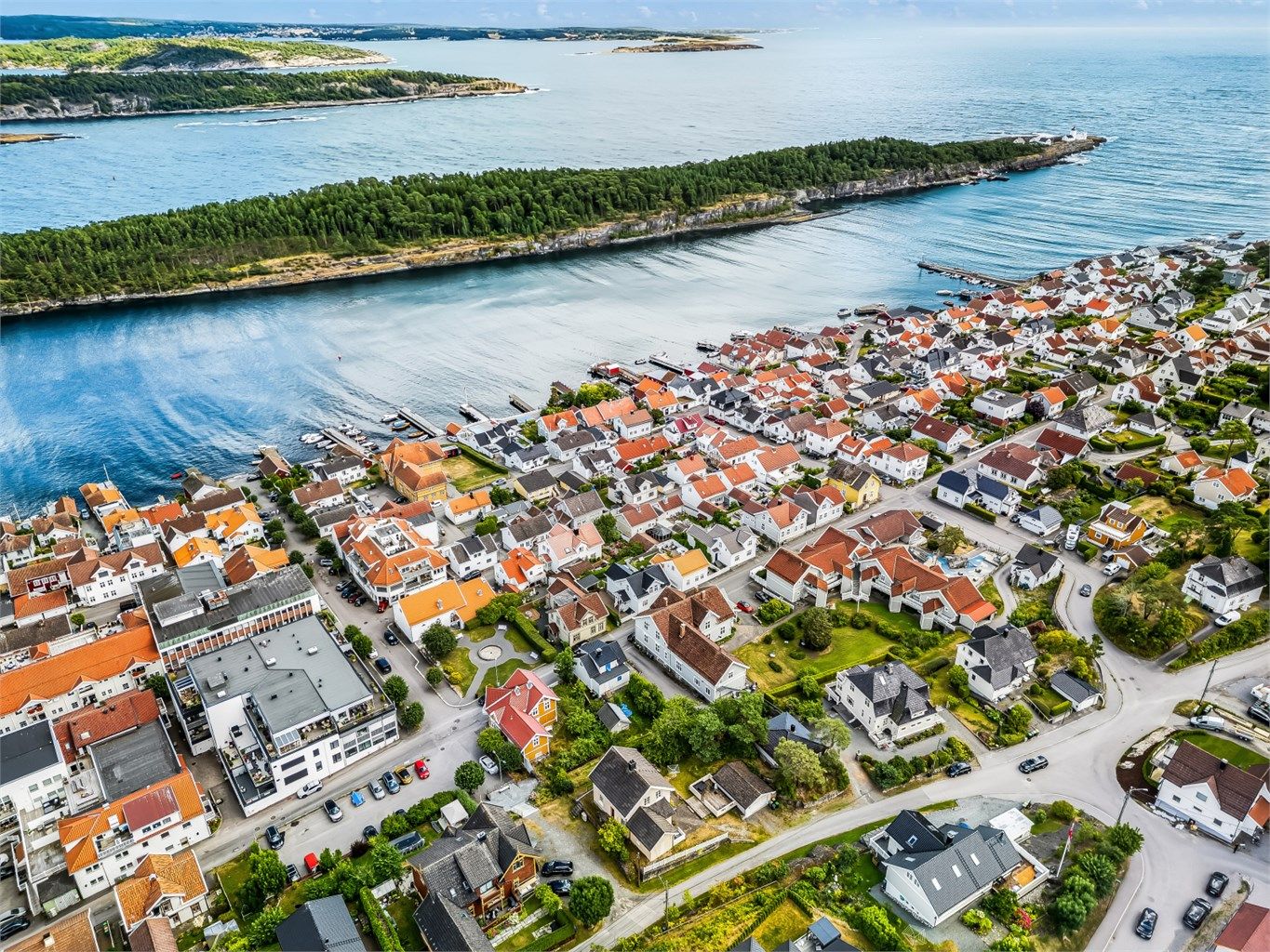 Her er det korte båtturer til populære sommersteder som Stråholmen, Kragerø, Brevik og Helgeroa.