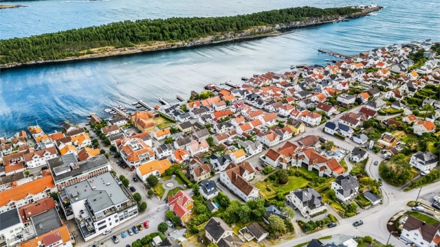 Her er det korte båtturer til populære sommersteder som Stråholmen, Kragerø, Brevik og Helgeroa.