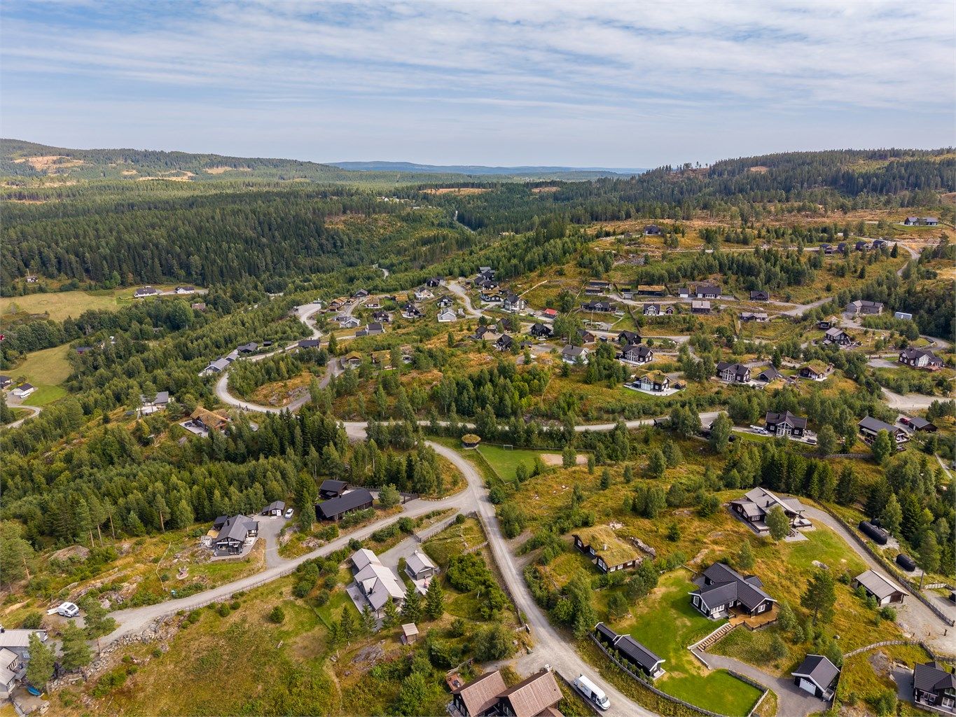 Vinterstid prepareres skiløyper som kobler seg til et omfattende løypenett i området, og for alpint ligger Hurdal Skisenter en komfortabel kjøretur unna.