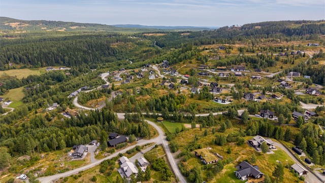 Vinterstid prepareres skiløyper som kobler seg til et omfattende løypenett i området, og for alpint ligger Hurdal Skisenter en komfortabel kjøretur unna.