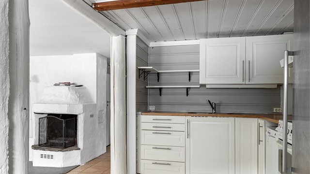 Den profilerte kjøkkeninnredningen i underetasjen gir praktisk lagringsplass