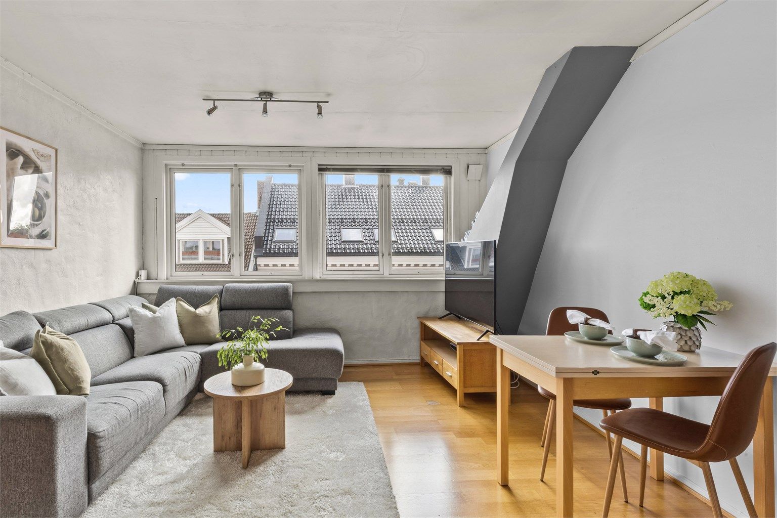 Lys og åpen stue, med vindusflater som slipper inn mye dagslys 