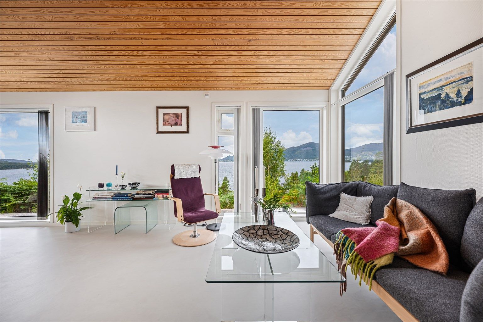 Videre kommer man inn til stue og kjøkken. Det er enkelt å møblere med både salong og stort spisebord.