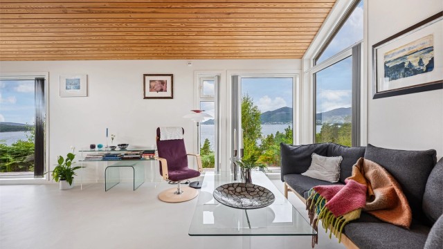 Videre kommer man inn til stue og kjøkken. Det er enkelt å møblere med både salong og stort spisebord.