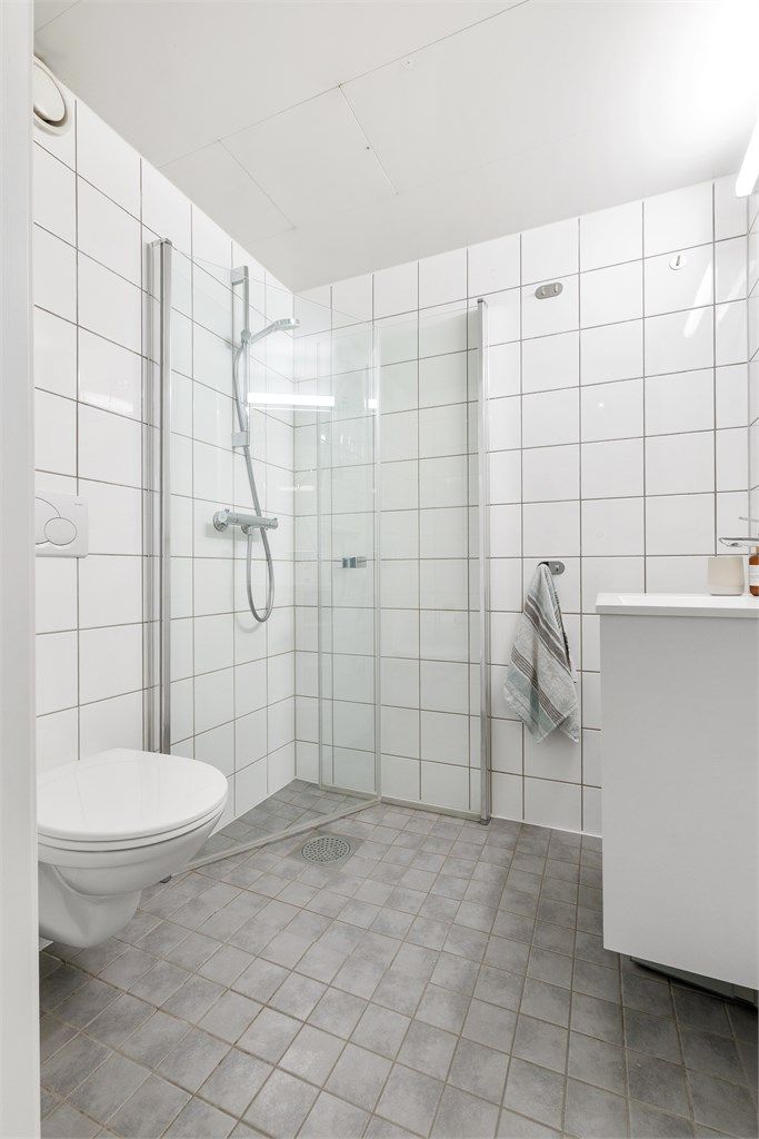 Flislagte overflater på gulv og vegger gir et rent og tidløst uttrykk.