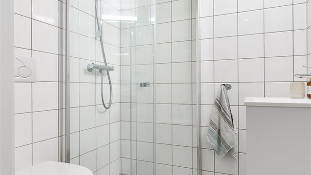 Flislagte overflater på gulv og vegger gir et rent og tidløst uttrykk.