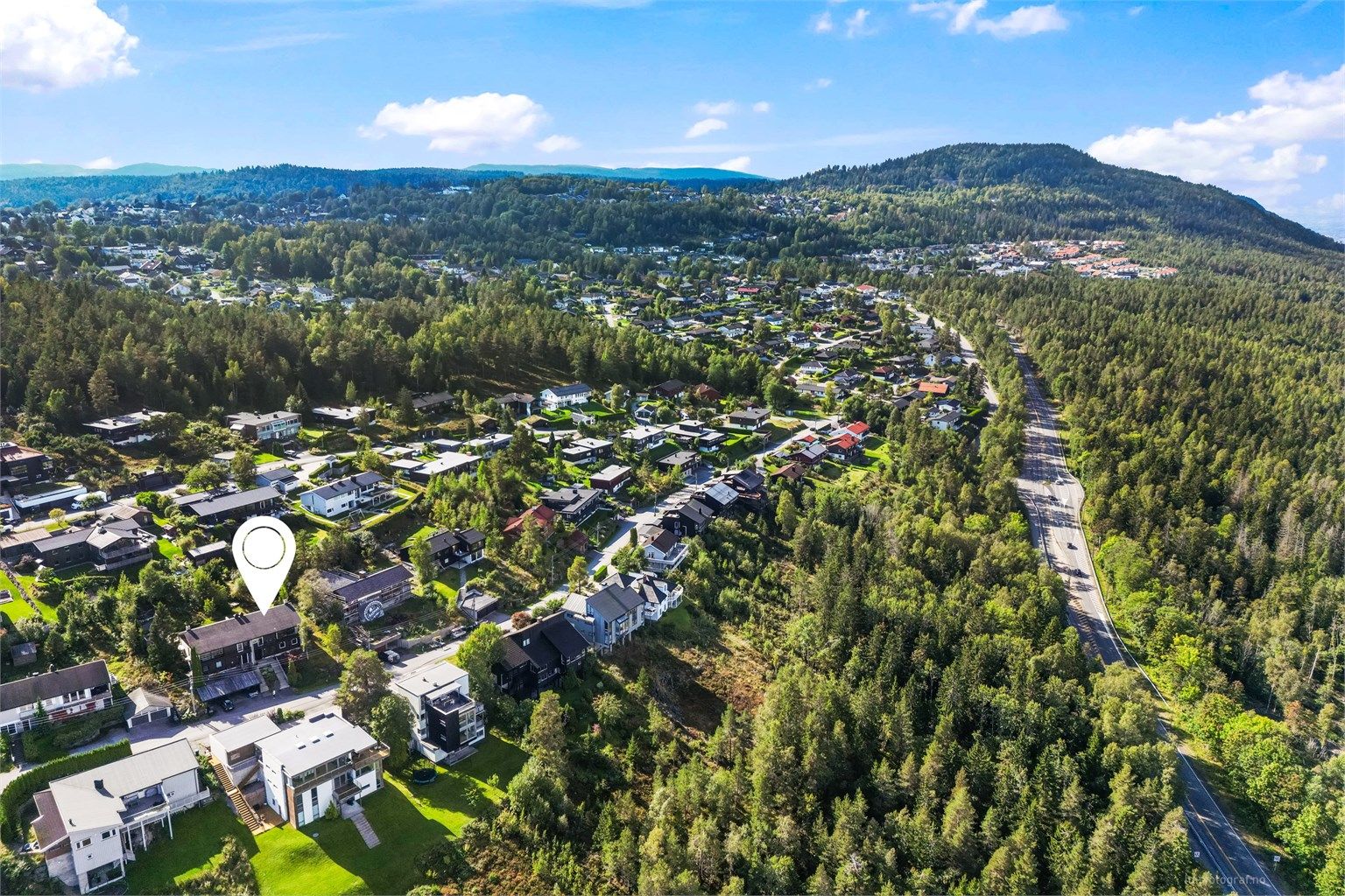 Boligen ligger fint til i et boligfelt som oppleves som barnevennlig og rolig