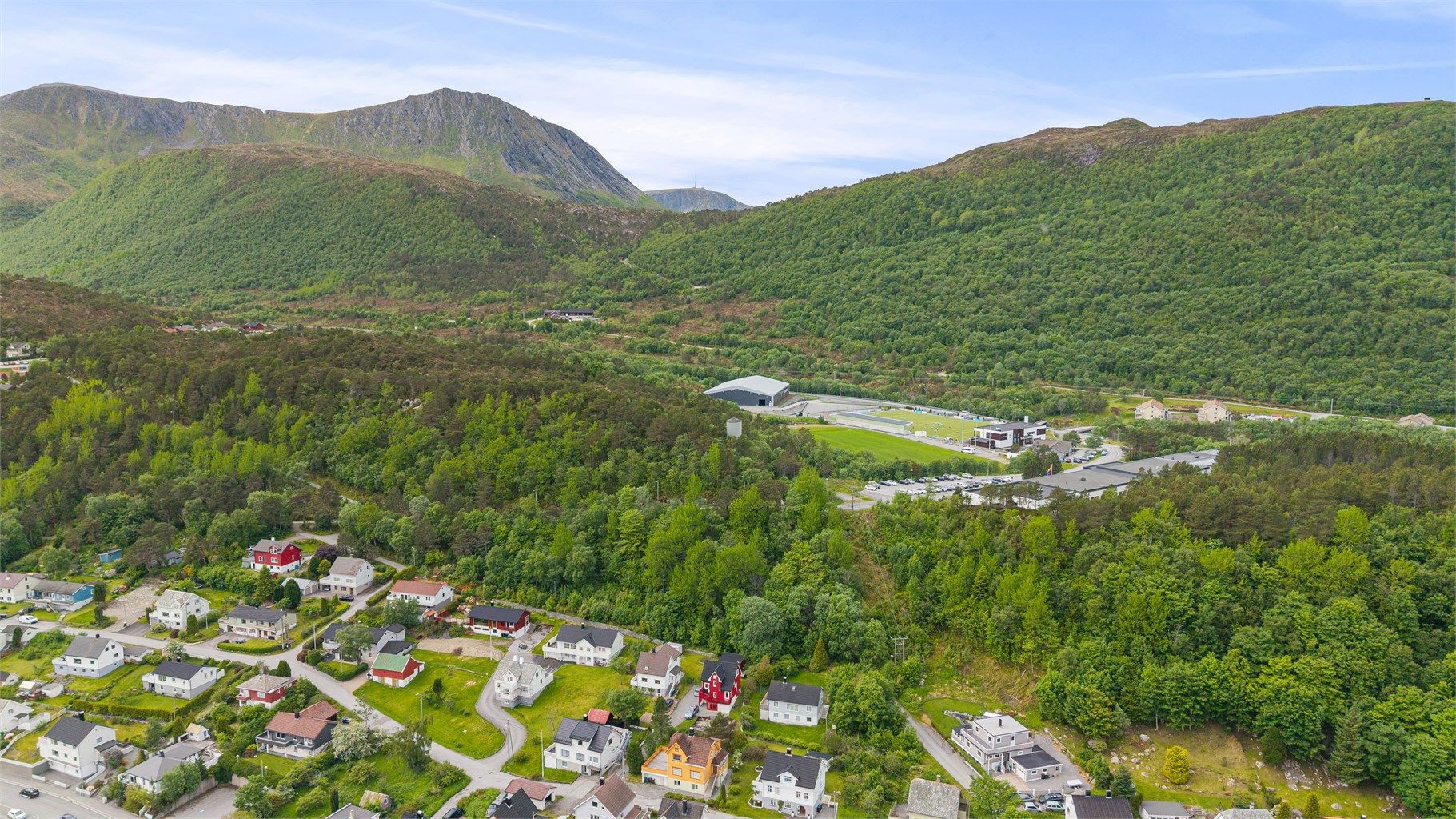 Fra boligen er det kort vei til idrettsanlegg som Brattvåg stadion og Brattvåghallen.