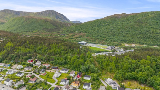 Fra boligen er det kort vei til idrettsanlegg som Brattvåg stadion og Brattvåghallen.
