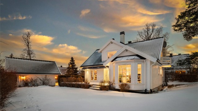 Velkommen til Kastellbakken 12 - Stor og solrik villa med flott beliggenhet i andre husrekke fra Solveien | Hybel | Flott hage | Dobbelgarasje | Barnevennlig