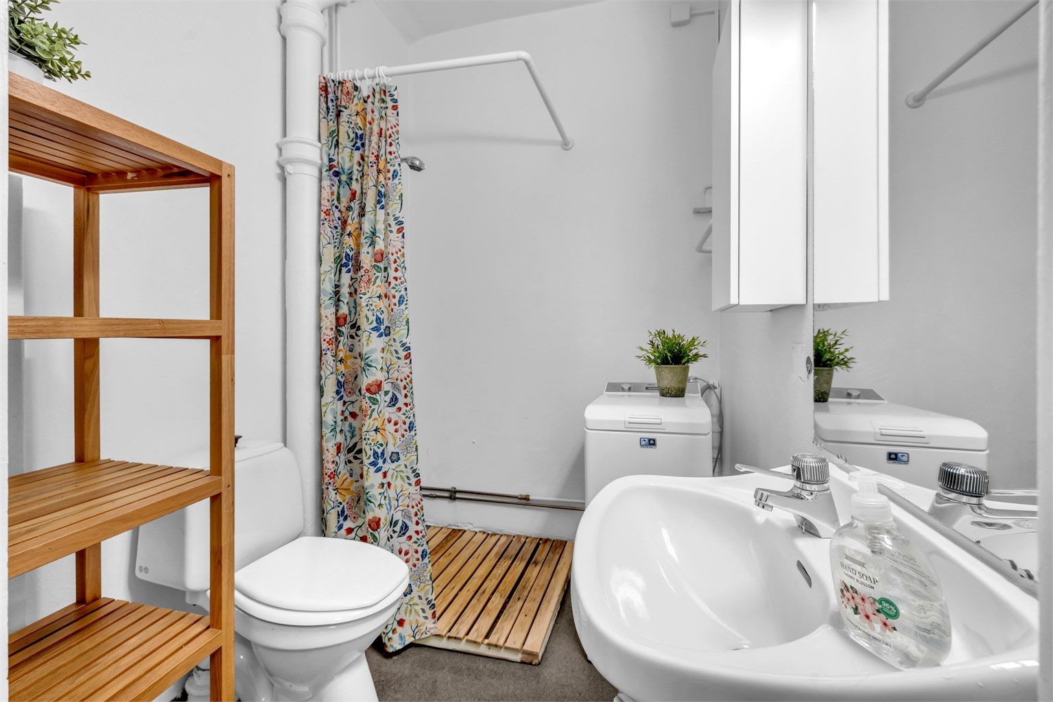 Badet er fra ukjent årstall. Det gjøres oppmerksom på at badet har fått en helhetsvurdering på TG3, og interessenter bes sette seg inn i boligens tilstandsrapport for mer informasjon. 