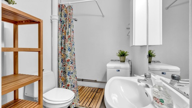 Badet er fra ukjent årstall. Det gjøres oppmerksom på at badet har fått en helhetsvurdering på TG3, og interessenter bes sette seg inn i boligens tilstandsrapport for mer informasjon.