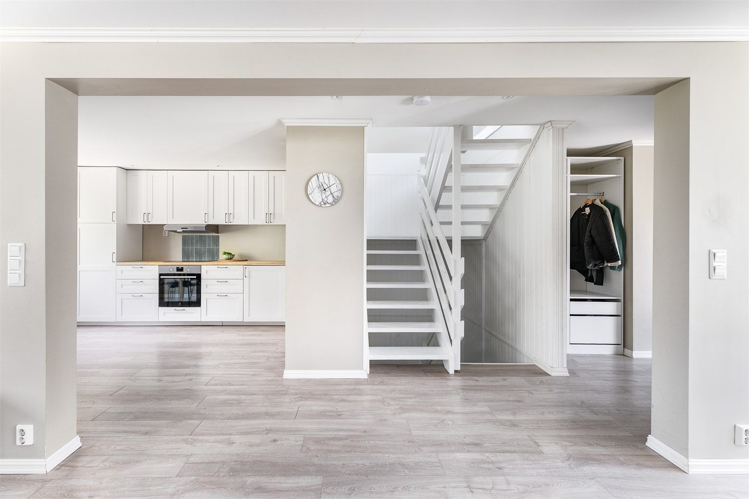 Stuen og kjøkkenet er åpent forbundet og danner til sammen en stor aktiv sone. Kjøkkenet ble i 2020 oppgradert med ny innredning fra IKEA.